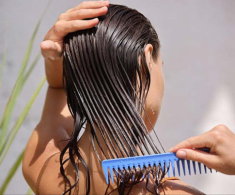 Sau khi gội đầu, đây là 4 thói quen tai hại làm tóc rụng triền miên khiến hội chị em “hói dần đều” mà không hay biết