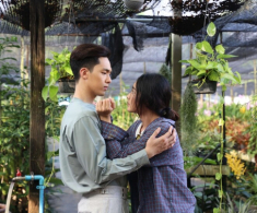 Sau khi sinh con gái, mẹ chồng lén đưa tôi cuốn sổ ngân hàng, nhìn số dư tôi sợ đến mức đánh rơi cốc