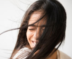 Sấy tóc hay để khô tự nhiên để tóc mượt, ít rụng? Với kiểu người này, không sấy tóc sẽ dễ hư tổn nặng nề