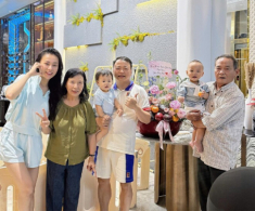 Shark Bình ăn mừng cùng bố Đại tá trong biệt thự, khoe cảnh Phương Oanh làm dâu thảo rạng rỡ bên gia đình chồng