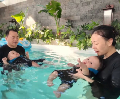 Shark Bình đích thân huấn luyện tập bơi cho cặp song sinh, mướt mồ hôi vẫn khen “cá mập con” là truyền nhân của bố