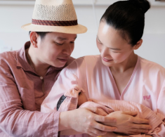 Siêu mẫu Tuyết Lan hạ sinh “tiểu công chúa” ở tuổi U40, chồng bác sĩ lần đầu làm bố ngắm ái nữ si mê