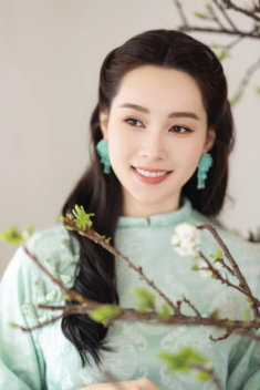 Soi ảnh Đặng Thu Thảo ở hiện tại và quá khứ, thấy ngay điểm chỉnh sửa đầu tiên trên gương mặt