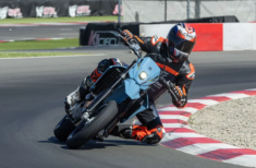 Suzuki DR-Z4SM 2025: Chiến binh Supermoto trở lại, vui hết ga nhưng vẫn còn vài tật xấu