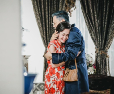 Tái hôn ở tuổi 55, vô tình nghe được cuộc trò chuyện giữa chồng và con gái anh, tôi bật khóc