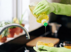 Tại sao không nên đổ trực tiếp xà phòng rửa bát lên giẻ? Nghe lý do tôi hối hận vì đã không nhận ra sớm