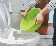 Tại sao không nên xả bồn cầu bằng cách đổ nước vào? Chuyên gia bảo trì cảnh báo nguy hiểm