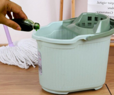 Tại sao nên nhỏ vài giọt dầu gió vào nước lau nhà? Lợi đủ đường nhưng tiếc là giờ tôi mới biết
