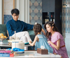 Tan làm về nhà sớm rồi nghe thấy tiếng động lạ trong phòng ngủ, tôi sững sờ khi mở cửa ra