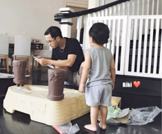 Tăng Thanh Hà khoe cảnh chồng thiếu gia chăm quý tử trong biệt thự triệu đô, hôn nhân 13 năm vẫn “màu hồng” khó tin