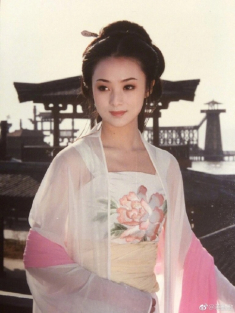 “Tây Thi đẹp nhất màn ảnh” tuổi U50 trẻ đẹp như gái 20, “bầu vượt mặt” vẫn mê giữ dáng với môn nguy hiểm
