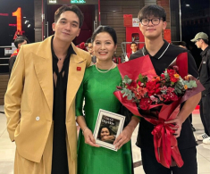 Thứ trưởng Bộ ngoại giao trong phim Mưa Đỏ: “Khi nghe con nói ‘Mẹ cứ yêu đi, miễn là mẹ thấy vui’, tôi đã khóc suốt”