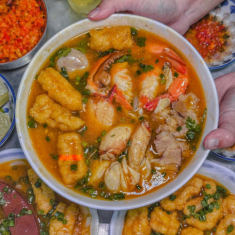 Tiệm bánh canh đắt nhất Sài Gòn, 700k/tô vẫn hút khách, quán lề đường tự tin “chất lượng ngang nhà hàng”
