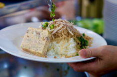 Tiệm cơm tấm Sài Gòn bán 6 tháng nghỉ 6 tháng vẫn đông khách, nổi tiếng với món chả cua công thức 60 năm độc quyền