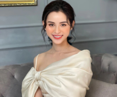 “Tiên nữ Đăknia” một thời mặc yếm táo bạo gây tranh cãi, nay về quê bán bún mặc đồ bộ giá rẻ khó nhận ra