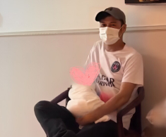 Tiết Cương đón con trai với vợ kém 26 tuổi, U60 loay hoay không thể bế em bé vì lần đầu làm bố