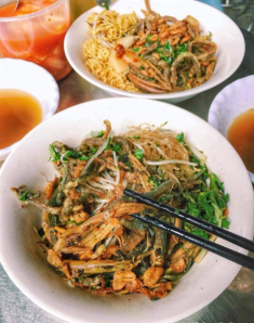 “Tín đồ” món trộn nhất định phải tới 5 quán ngon tại Hà Nội, bún miến bánh đa đủ cả, khách xếp hàng kín vỉa hè chờ ăn