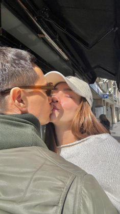 Tình tứ bên Kim Lý ở Paris, Hồ Ngọc Hà gây chú ý bởi làn da mộc mịn màng