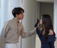 Tôi tái hôn, vợ cũ không mời mà đến, thấy đôi giày cô ấy đang mang tôi không cầm được nước mắt