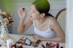 Trời mưa nồm, lớp trang điểm nhanh trôi, chuyên gia chỉ 4 mẹo giúp son phấn bám chắc như dính keo trên mặt