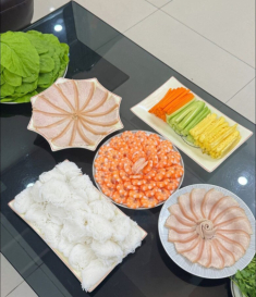 Trời oi nóng mẹ đảm làm gỏi cuốn tôm thịt, mách cách luộc tôm đỏ au, thái thịt đều tăm tắp 10 miếng như 1 ai cũng khen
