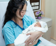 Tronie Ngô đón con trai sau 10 tháng cưới vợ hoa hậu, khoe diện mạo em bé “nhặt” hết nét đẹp của bố mẹ