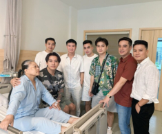 Tuấn Hưng ở viện chăm mẹ ruột mắc bạo bệnh, xót gấp nghìn lần khi thấy đấng sinh thành đau đớn