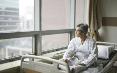 Tưởng gửi tiền là đủ hiếu thảo, đến khi nghe câu mẹ nói trong bệnh viện tôi mới tỉnh ngộ