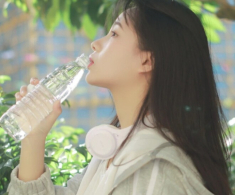 Uống 2,5 lít nước mỗi ngày tưởng chừng vô hại, nhưng sau một tuần tôi phát hiện ra gương mặt thay đổi kỳ lạ