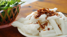 Về Nghệ An thưởng thức bánh mướt, người sành ăn phải chọn topping bò hầm hoặc xáo lòng mới chuẩn vị