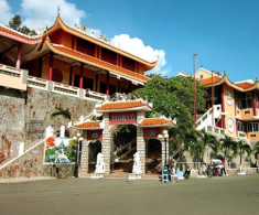 Về Vũng Tàu ghé thăm điện thờ kỳ bí gắn liền với sự tích thiếu nữ tài hoa bạc mệnh, mỗi dịp lễ đông đúc không chỗ chen