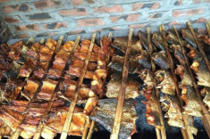 Vị ngon khó cưỡng từ đặc sản quê lúa Thái Bình, cá nuôi loại to chỉ ăn cỏ, được nướng gần 10 tiếng trên than hoa