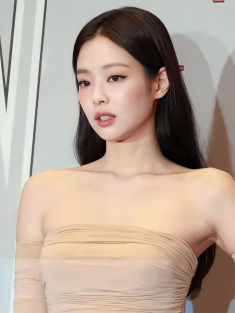 Vì sao Jennie (BLACKPINK) luôn mang vòi hoa sen đi diễn khắp hành tinh? Câu trả lời thấy ngay ở làn da nàng thơ