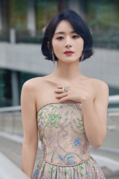 Việt Nam cũng có một diễn viên hy sinh nhan sắc hệt Triệu Lệ Dĩnh, diện mạo đời thật và lên phim gây ngỡ ngàng