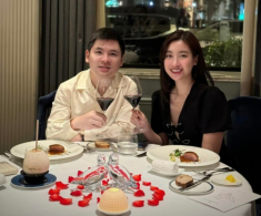 Vợ chồng Đỗ Mỹ Linh kỷ niệm 2 năm ngày cưới, đi ăn sang trọng vẫn phải tranh thủ về chăm ái nữ