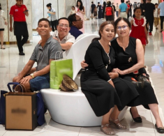 Vợ chồng H‘Hen Niê đưa gia đình 2 bên đi nghỉ lễ, nàng hậu “chìm nghỉm” trước nhan sắc của 2 bà thông gia