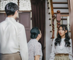 Vợ cũ bất ngờ xuất hiện trong tang lễ của mẹ tôi, cô ấy đưa một thứ khiến tôi bật khóc ân hận