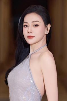 Vợ đại gia Việt khoe đường cong gái 2 con nhưng bị nghi chỉnh sửa quá đà, loạt chị em vào bênh vực
