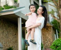 Võ Hạ Trâm đưa ái nữ đi chơi riêng mà không có “2 chàng trai” bên cạnh, con gái lai Ấn nhưng lại nói giọng Phú Yên