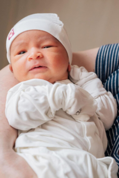 Võ Hạ Trâm khoe cận mặt quý tử lai Ấn giống bố như đúc dù mới chào đời, 6 ngày tuổi đã là “lực sĩ”