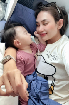 Võ Hoàng Yến đưa con gái sang Mỹ thăm bà nội
