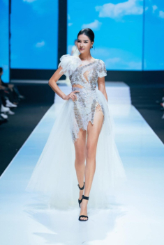 Vợ siêu mẫu của chân sút Mạc Hồng Quân trở lại sàn catwalk, sắc vóc sau 10 năm “ở ẩn” gây xôn xao