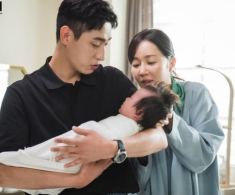 Vô tình đọc được tin nhắn của chồng với bạn, tôi bủn rủn chân tay, vội đưa anh hết tiền thai sản