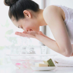 Vừa đi nắng về, chị em không muốn da bị tổn thương, có 2 thứ nước nên tránh, 4 loại nước nên dùng ngay