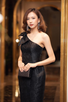 Xuất hiện bản sao của Hoa hậu Việt cao 1m86, có gương mặt sắc lạnh, 3 vòng đẹp như vẽ