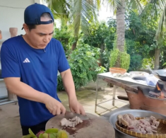 Xúc động: Diễn viên 52 tuổi nấu cho mẹ món ăn từ dược liệu quý, ai cũng khen người con có hiếu