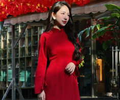 Ái nữ đại gia Minh “Nhựa” mặc áo dài đón lễ 2/9 khoe dáng thon gọn bất ngờ sau sinh con thứ 4