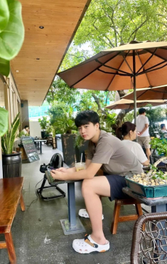 Bạn gái cũ của Trấn Thành khoe con trai riêng 14 tuổi cao trên 1m7, ngoại hình “cực phẩm”