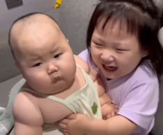Bé 7 tháng nặng gần 14kg hot nhất MXH khiến mẹ bỉm ồ ạt xin vía, mẹ bé tiết lộ điều “không tưởng”