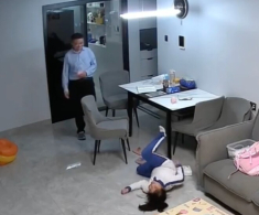 Bé gái đang ngồi học giữa đêm thì đột ngột ngã xuống đất, người bố đứng cười khiến cõi mạng xôn xao